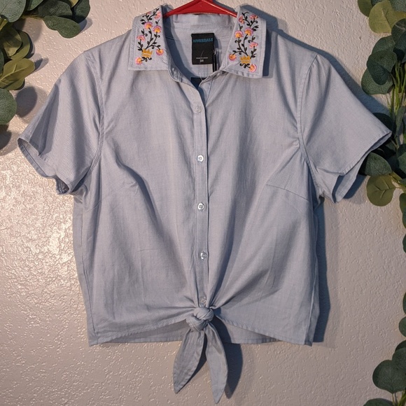 Riverdale Betty Embroidered Tie Front Crop Top - Picture 3 of 5